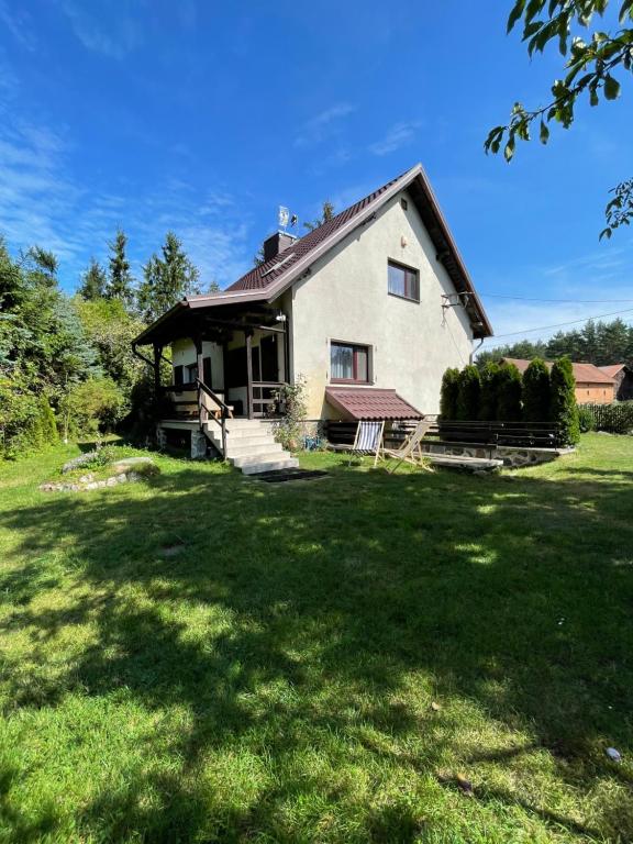 une maison avec une grande cour devant elle dans l'établissement Domek nad Śniardwami, à Głodowo