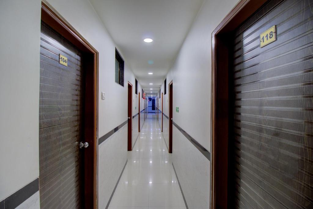 un pasillo de un hospital con un pasillo largo en OYO Hotel Sion Residency en Bombay