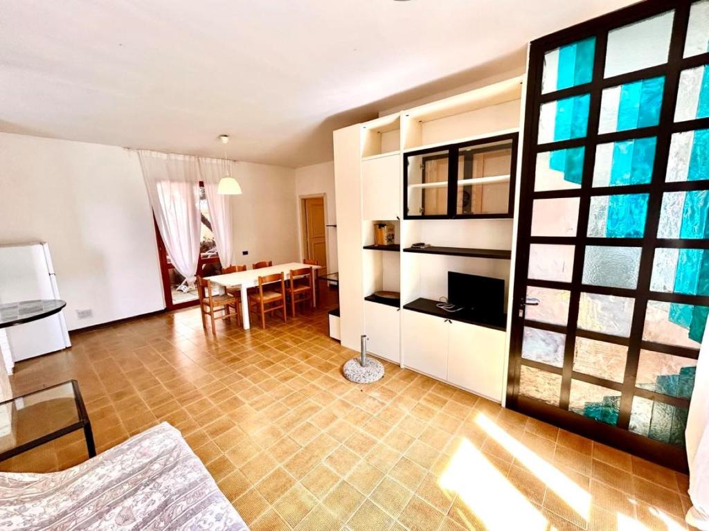 a living room with a table and a dining room at Frau, grazioso trilocale in centro a Numana con spazio esterno in Numana