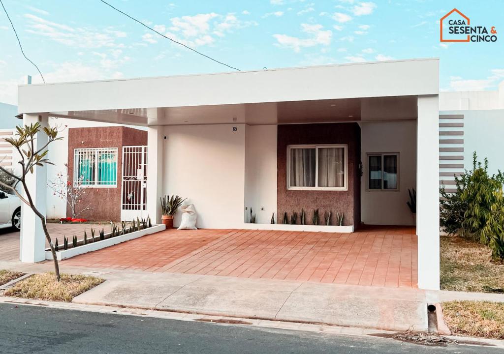 una casa bianca con un vialetto di mattoni di Casa 65 San Miguel a San Miguel