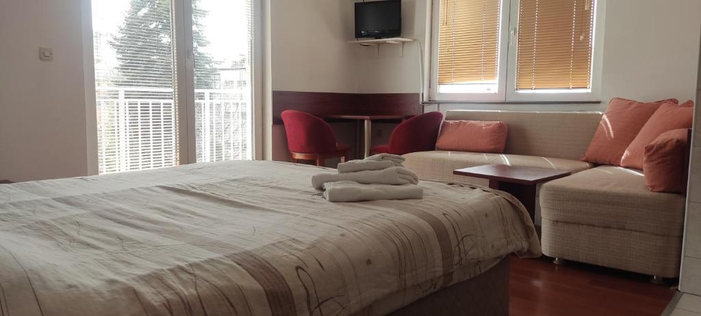 - une chambre avec un lit doté d'un ours en peluche dans l'établissement Apartments Smakoski, à Ohrid