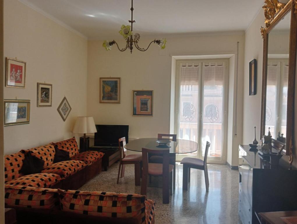 un soggiorno con divano e tavolo di Il Vostro Comfort a Roma