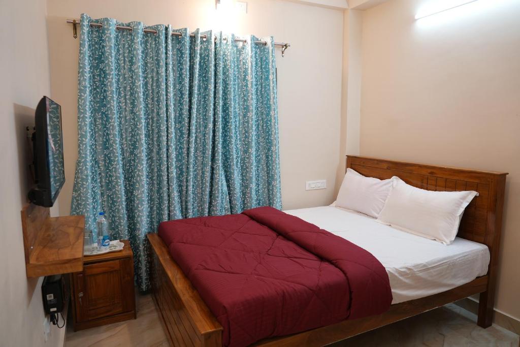 Postel nebo postele na pokoji v ubytování HILL PALACE RESIDENCY COORG