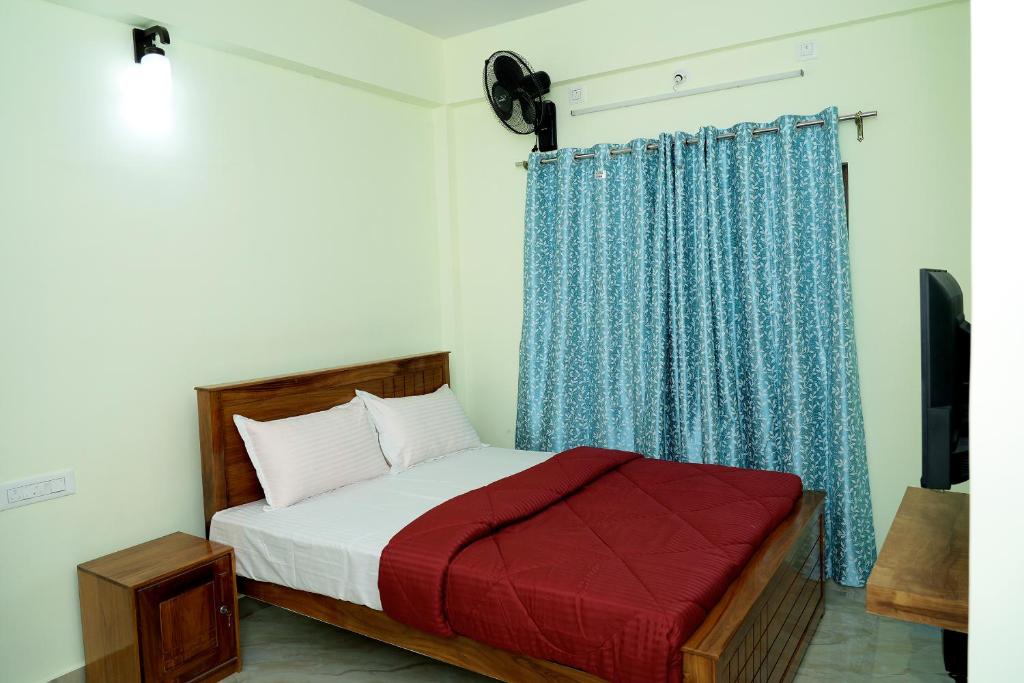 Postel nebo postele na pokoji v ubytování HILL PALACE RESIDENCY COORG
