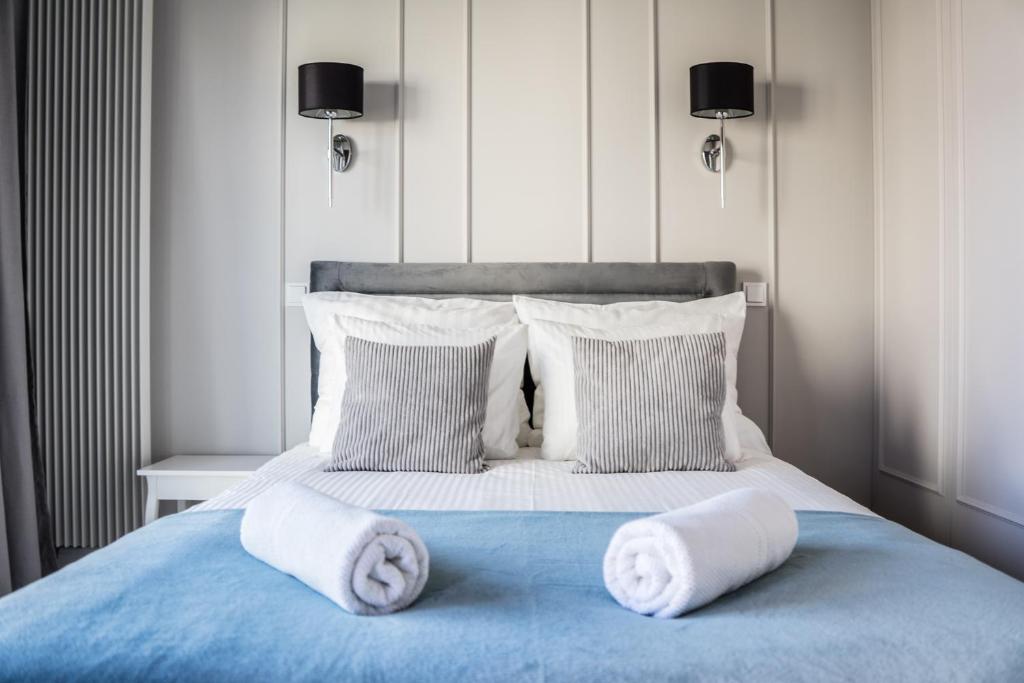 Posteľ alebo postele v izbe v ubytovaní VipWarsawApartments Sapphire Mennica Residence