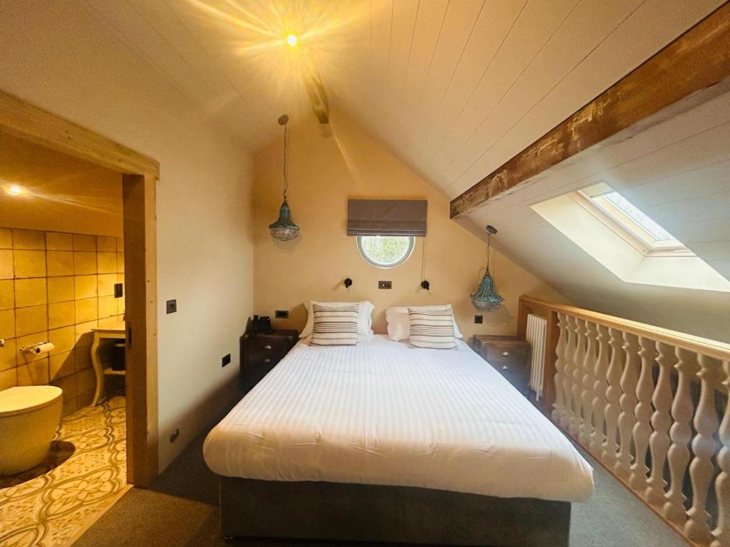 una camera da letto con un grande letto in mansarda di Bushmills Townhouse a Bushmills