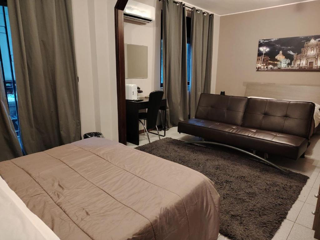 1 dormitorio con 1 cama y 1 sofá en Calipso, en Catania