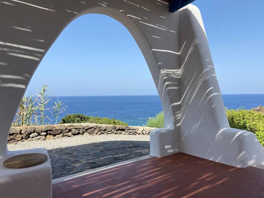 vistas al océano desde el porche de una casa en Pantelleria, villetta sul mare, en Scauri