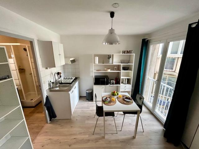 Кухня или мини-кухня в Studio Marseille au vieux port plein centre au calme
