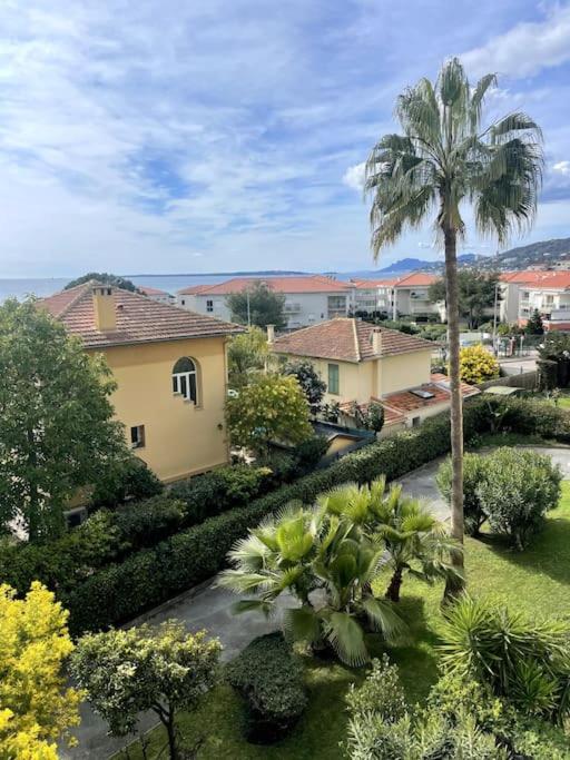 une vue aérienne sur une maison avec un palmier dans l'établissement Grand studio vue mer - Plages à pied - Parking, à Antibes