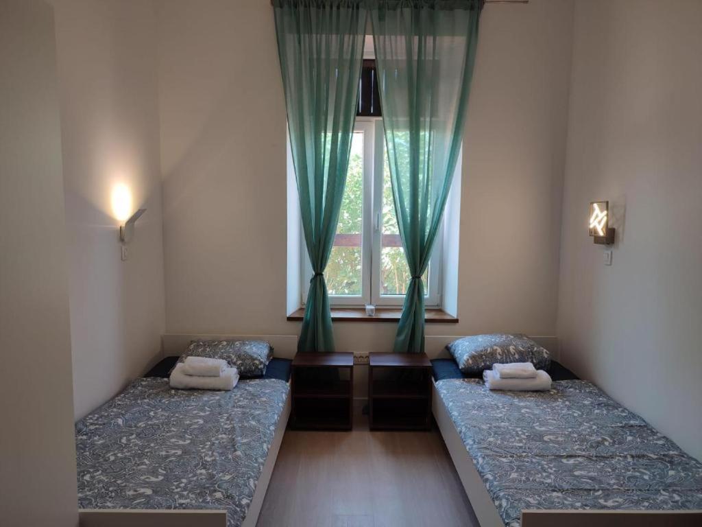 Postel nebo postele na pokoji v ubytování Hostel Jadran