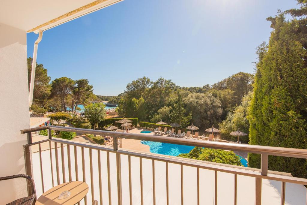 Бассейн в Hotel Playa Mondrago или поблизости