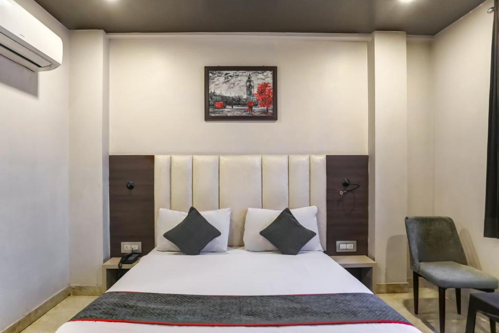 sypialnia z łóżkiem i krzesłem w obiekcie Townhouse Ranipur Mor w mieście Haridwar