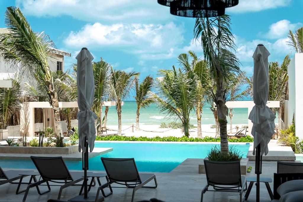 uitzicht op het strand vanaf het zwembad van het resort bij Luxury 3BR Oceanfront Retreat - Pool, Views & Private Beach Access in Chicxulub