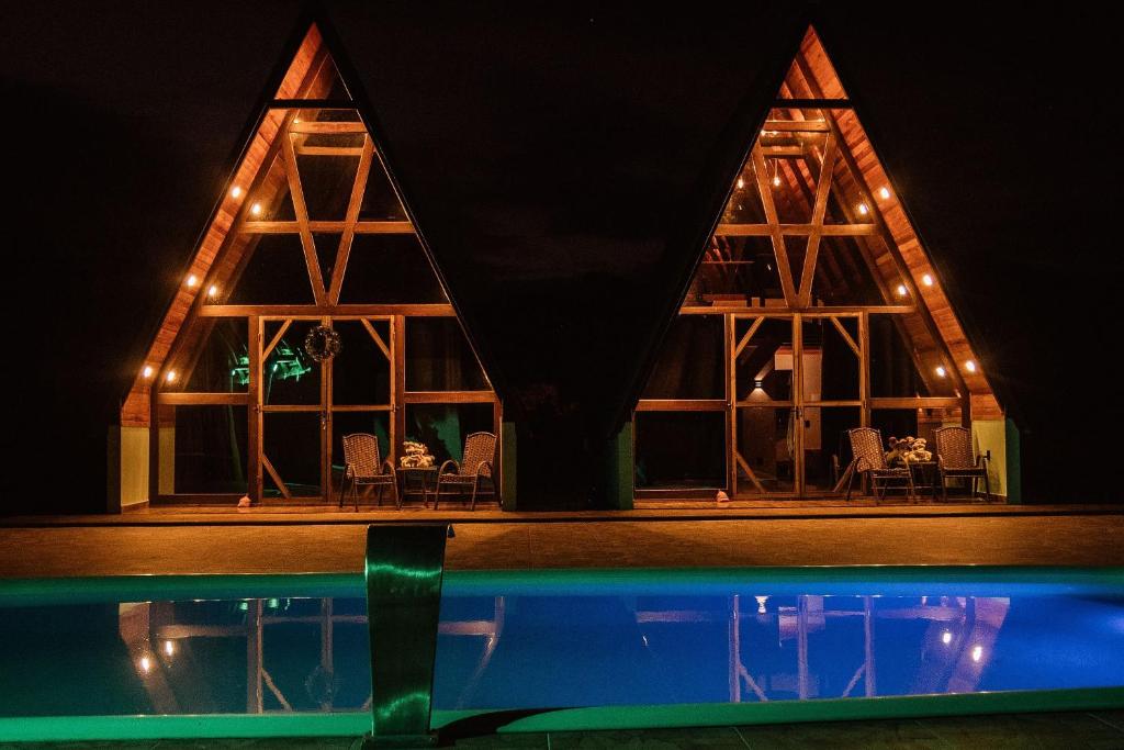 ein Haus mit Pool in der Nacht in der Unterkunft Pousada Sestrem - São João Batista - SC in São João Batista