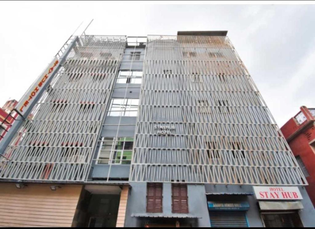 um edifício alto com muitas janelas em OYO Stay hub park street em Calcutá