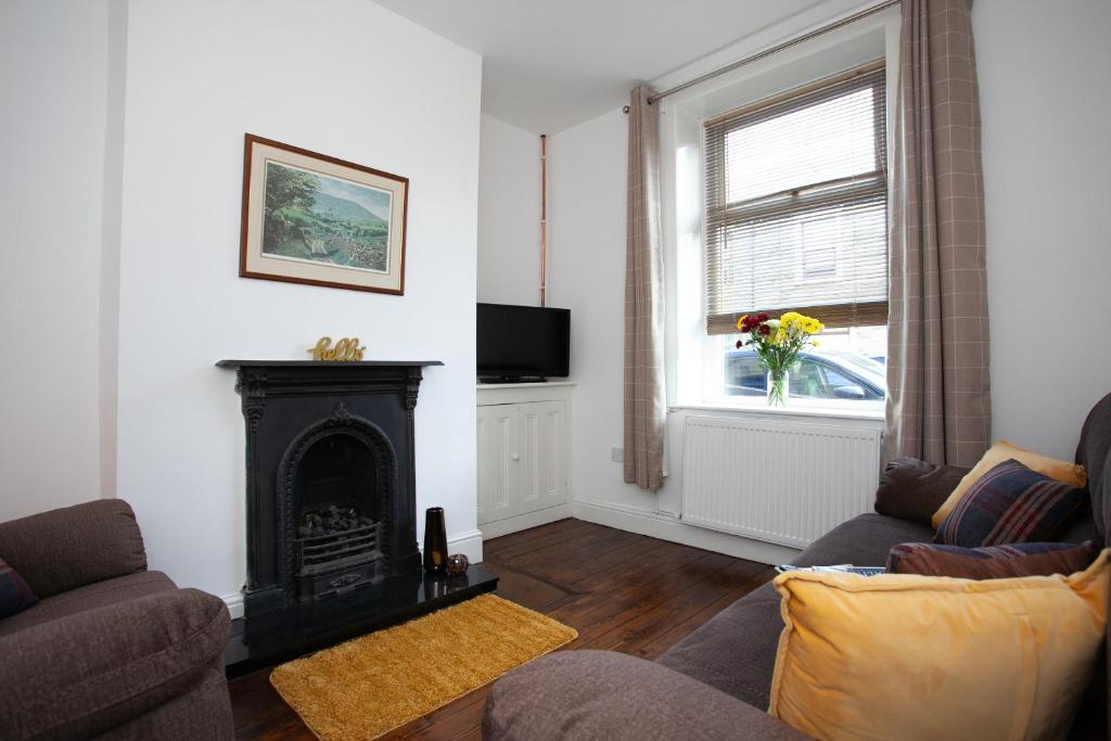 TV a/nebo společenská místnost v ubytování Spacious 3 bedroom Cottage in Whalley