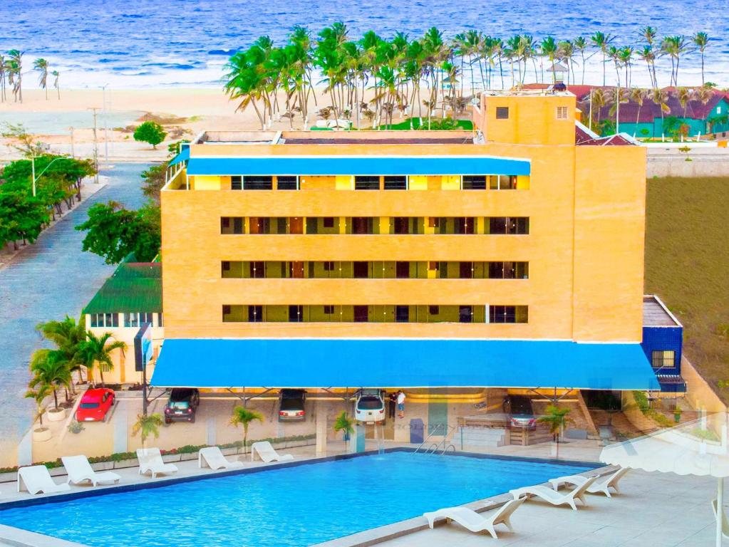 una vista aérea de un hotel con piscina y playa en Golden Beach Hotel, en Fortaleza