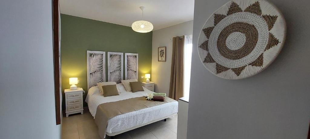 A bed or beds in a room at Villa Del Corazon Salinas Golf