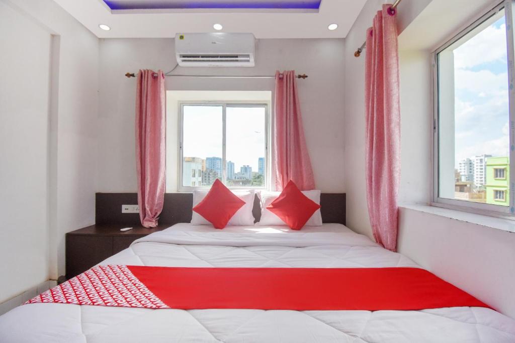a bedroom with two beds and a window at Super OYO Bhumi Inn Near Kolkata Airport in Gauripur