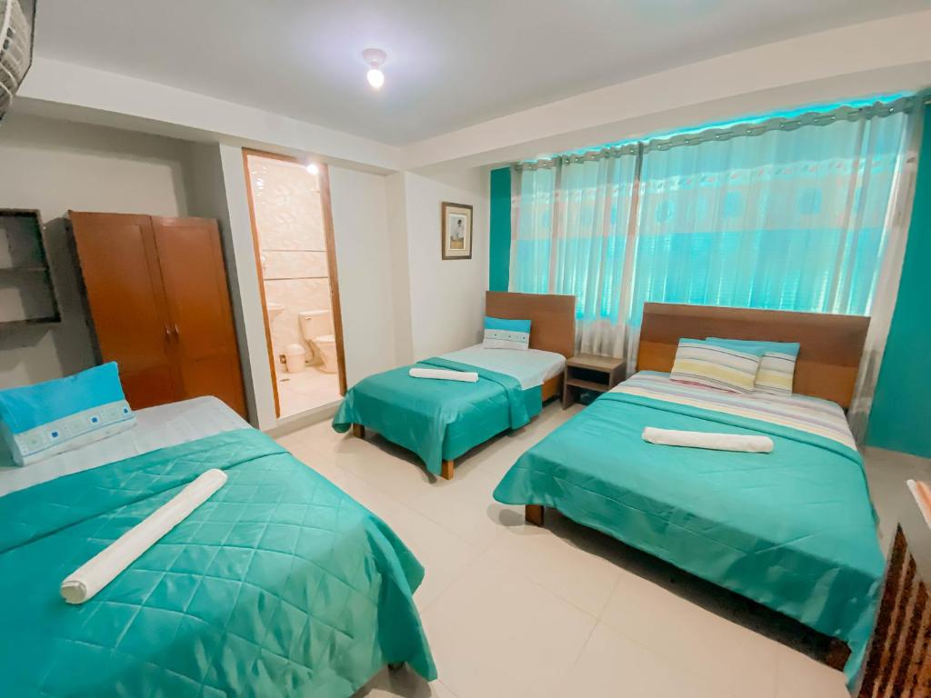 1 dormitorio con 2 camas y ventana en Hotel Señor de Sipán, en Chiclayo