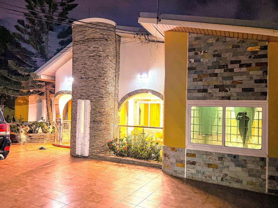 een huis met een stenen muur en een pilaar bij Maryluxe Stays 6Bd villa, West hills, Accra Ghana in Foso