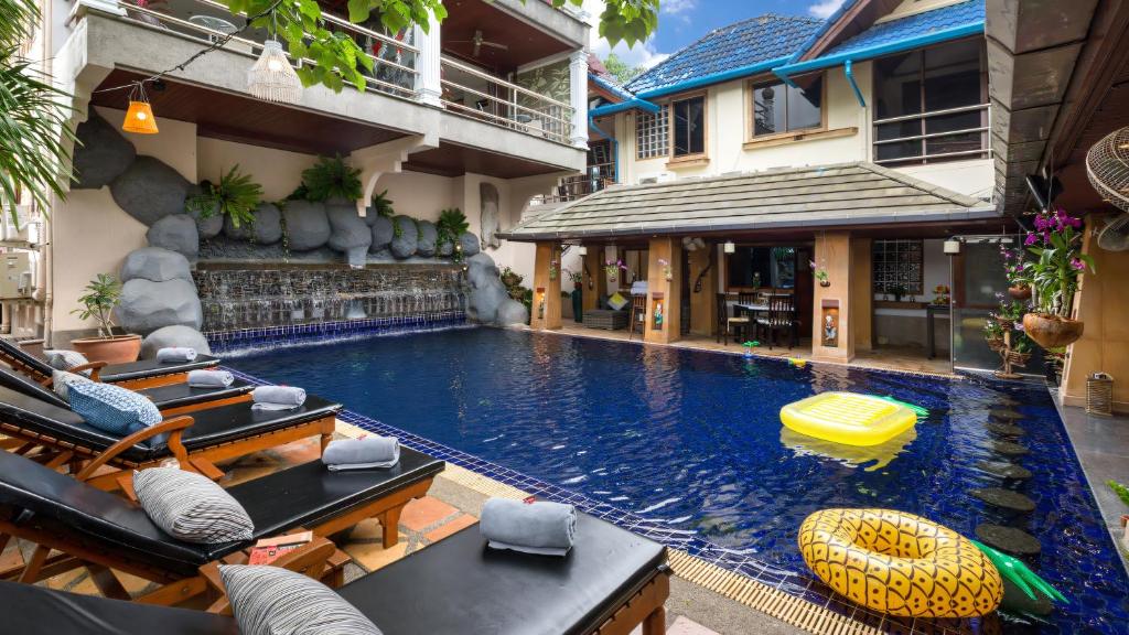Bazén v ubytování Talay Naiharn Hotel nebo v jeho okolí