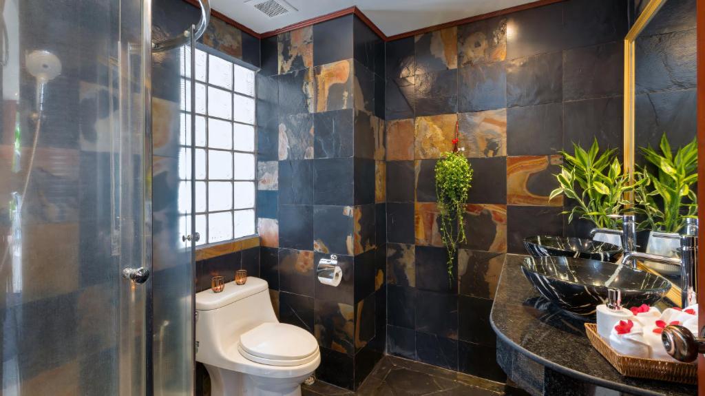 Koupelna v ubytování Talay Naiharn Hotel