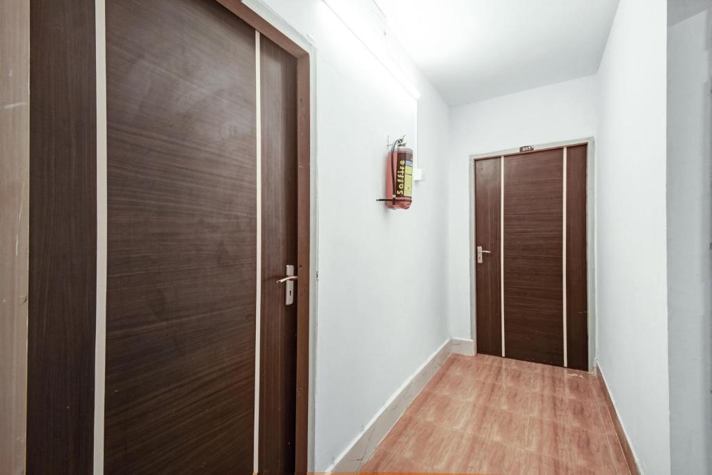 - un couloir avec une porte en bois dans l'établissement Super Collection O Sayhallo Hillside Magnum, à Khandagiri