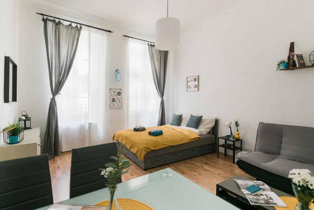 ein Wohnzimmer mit einem Bett und einem Sofa in der Unterkunft TKR- Homes in Budapest