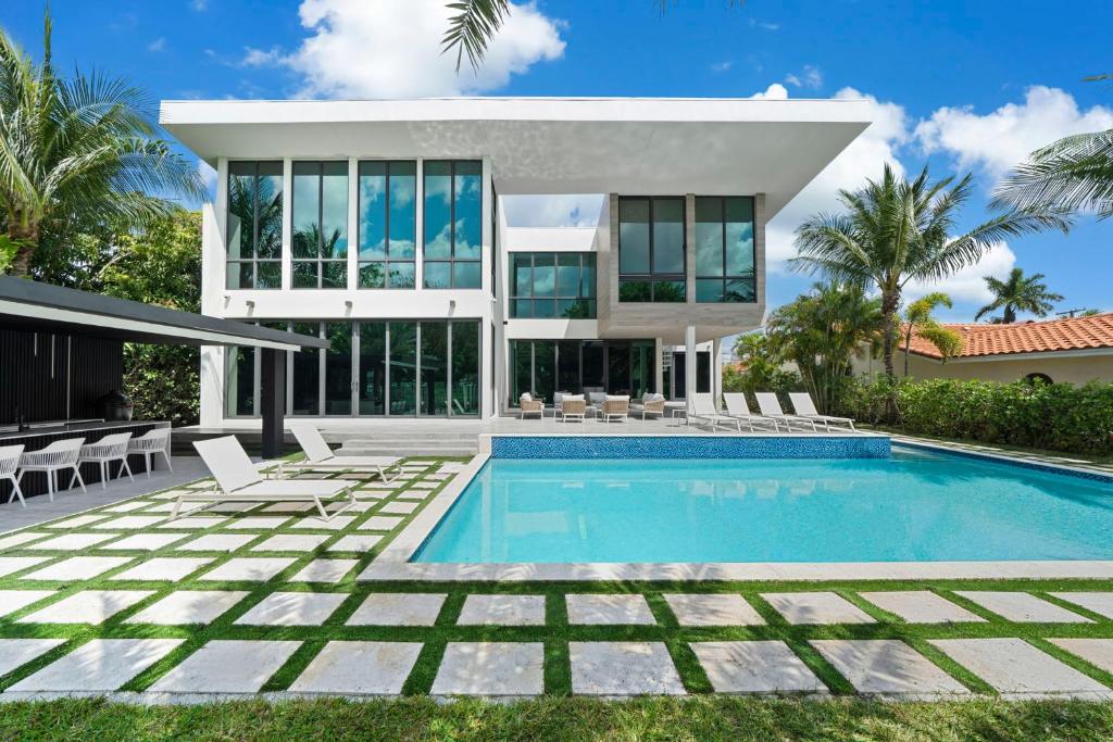 una villa con piscina di fronte a una casa di Villa Panaroma a Hallandale Beach