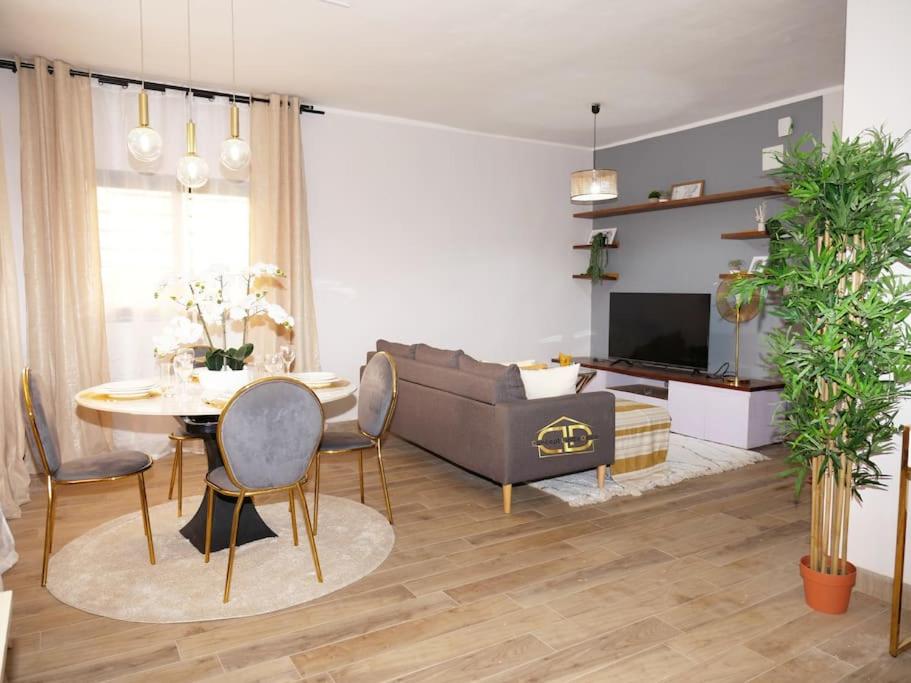 TV a/nebo společenská místnost v ubytování Meublé chic à Ahala avec groupe électrogène
