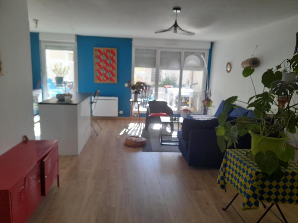 ein Wohnzimmer mit blauen und weißen Wänden und ein Wohnzimmer in der Unterkunft Appartement cosy et lumineux in Marseille