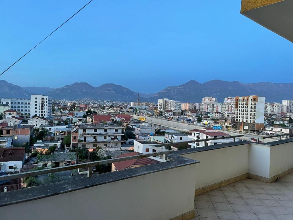 uma vista para a cidade a partir de uma varanda em Luxury apartment em Tirana
