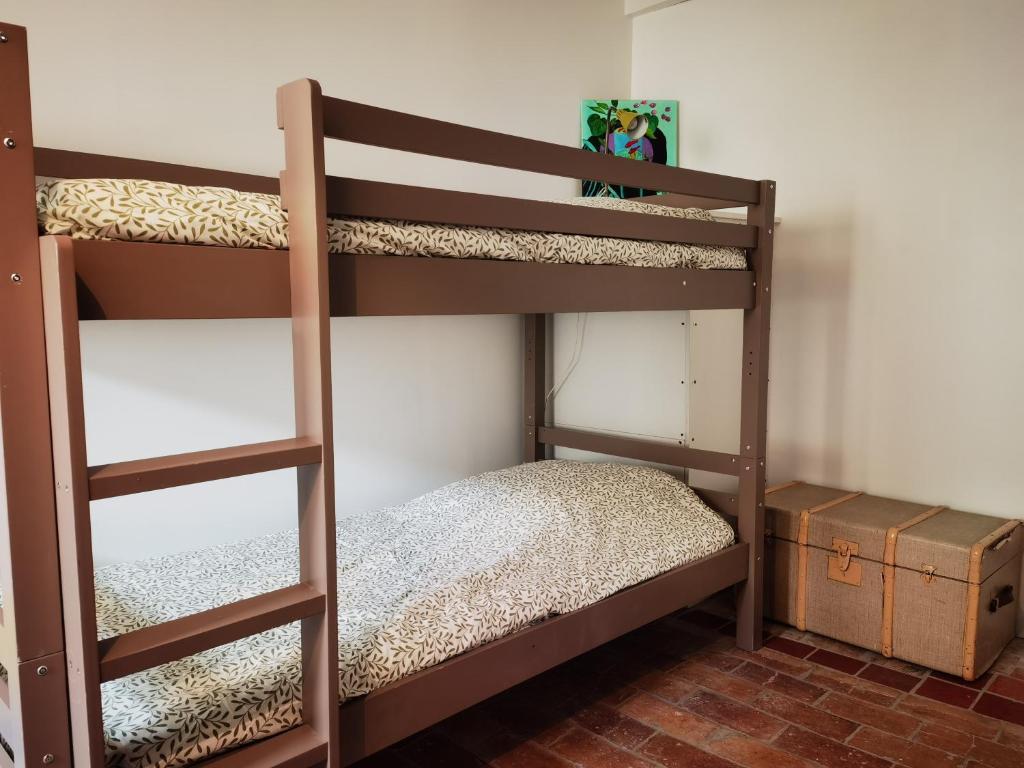 Katil dua tingkat atau katil-katil dua tingkat dalam bilik di Maison avec vue sur la vallée d'Asse