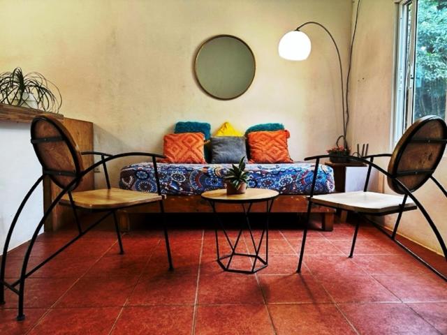 - un salon avec un canapé et deux chaises dans l'établissement La casa del Río Las luciérnagas By Rotamundos, 