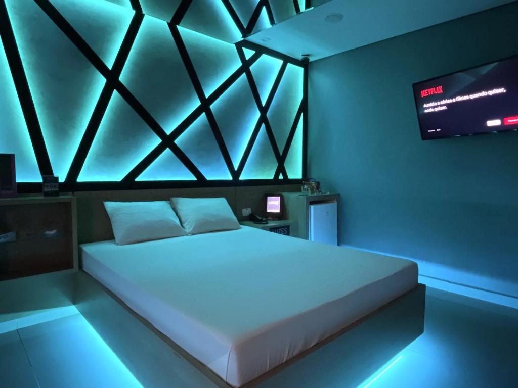 เตียงในห้องที่ Luzes Motel