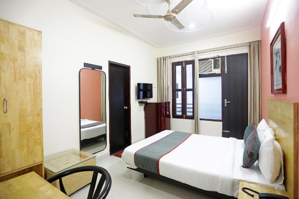 Postel nebo postele na pokoji v ubytování Super Townhouse Cloud Bay, Near Genpact, Sector-69, Gurgaon