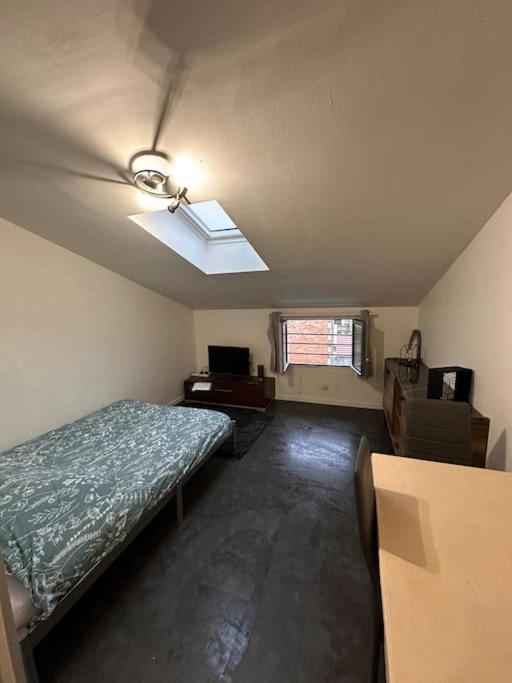 une chambre vide avec un lit et une fenêtre dans l'établissement Studio Centre Ville, à Bar-le-Duc