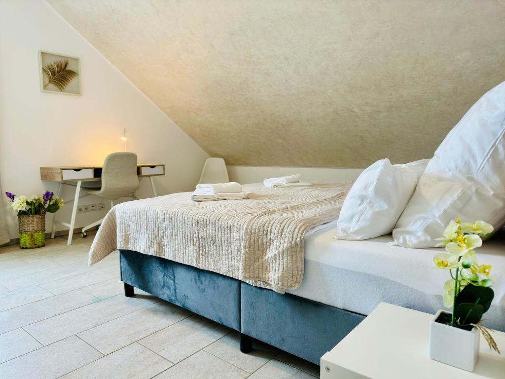 1 dormitorio con 1 cama y escritorio en una habitación en Modern Wohnen mit SmartTV, Arbeitsplatz und Küche, en Bad Oeynhausen