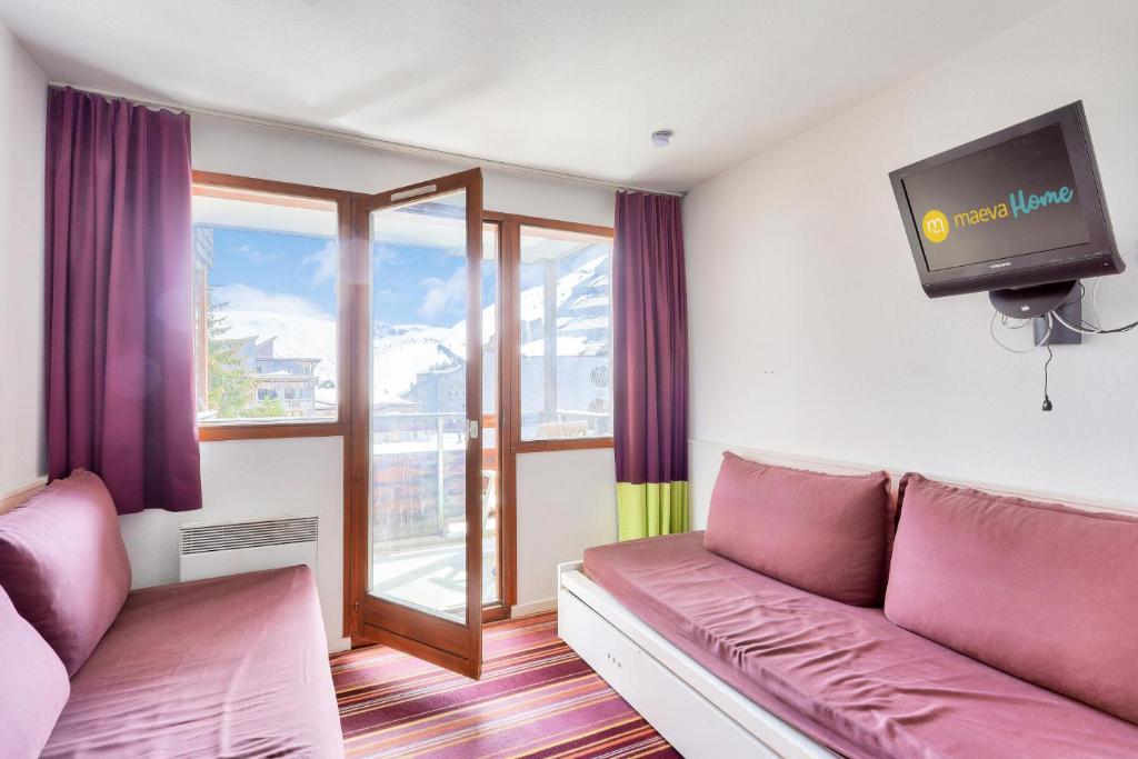 un salon avec un canapé et une télévision à écran plat dans l'établissement Résidence Quartier Falaise - maeva Home - Studio 5 personnes - Confort MAE-0504, à Avoriaz