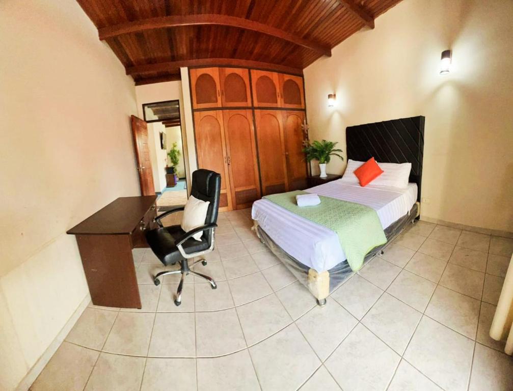 a bedroom with a bed and a desk and a desk at Hotel Palermo in Santa Cruz de la Sierra