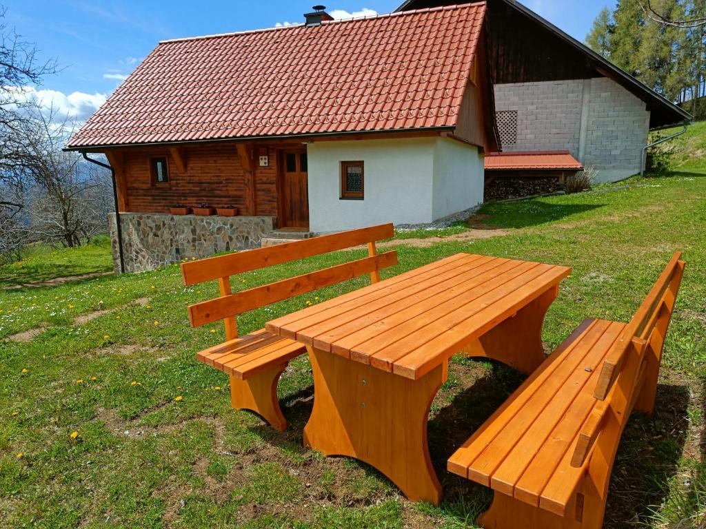 un banc en bois assis devant une cabine dans l'établissement Grunt Sonek, à Mislinja