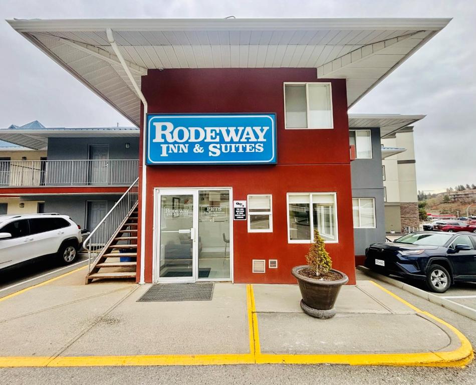 Rodeway Inn & Suites في كاملوبس: مبنى احمر مع لافته مكتوب عليها roadway inn and suites