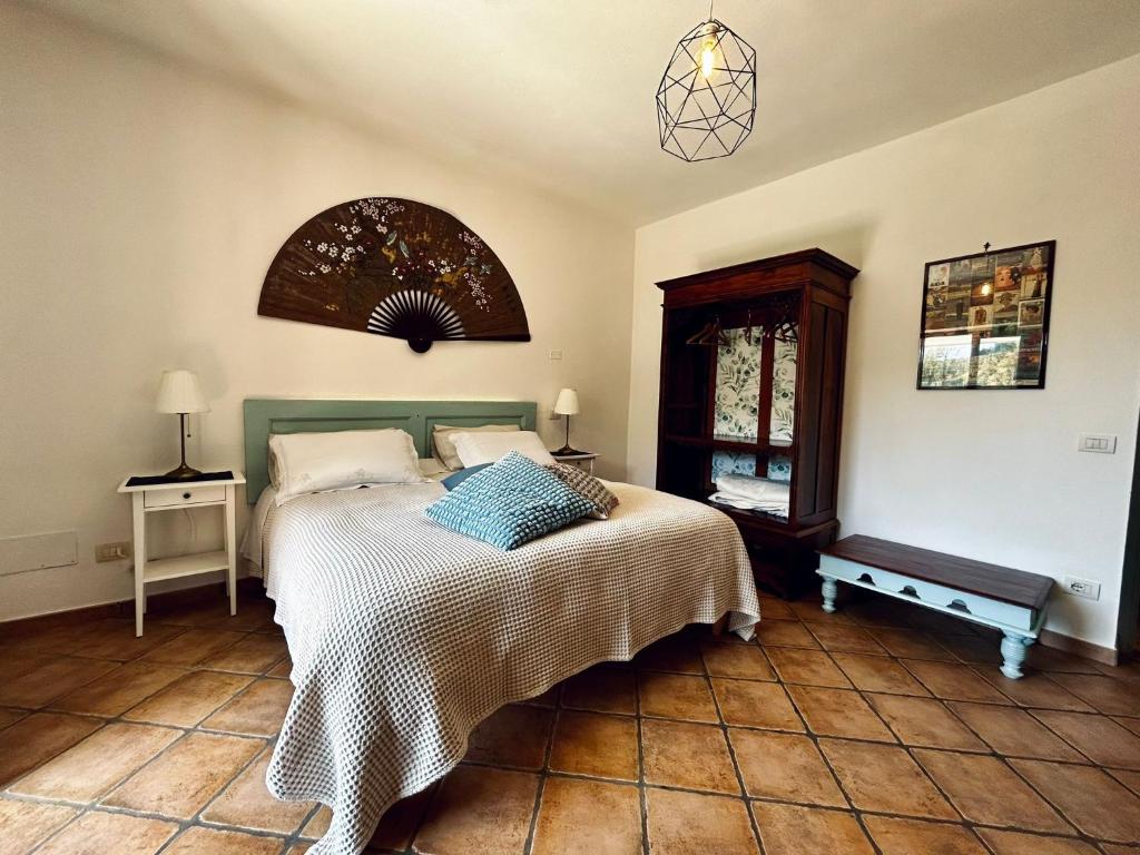 una camera da letto con un letto con copriletto bianco di Domus Ars Home a Massa Lubrense