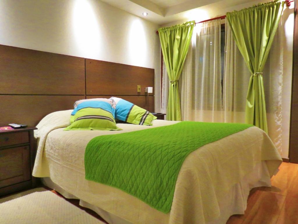 Rúm í herbergi á Hostal La Cumbre