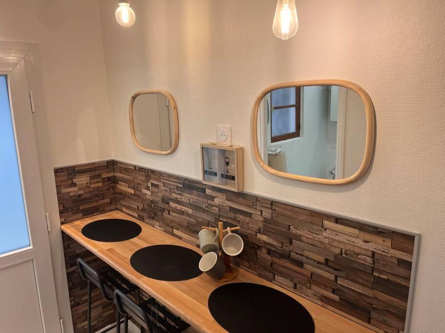 ein Badezimmer mit zwei Waschbecken und zwei Spiegeln in der Unterkunft Studio duplex Hypercentre au calme avec parking in Fontainebleau