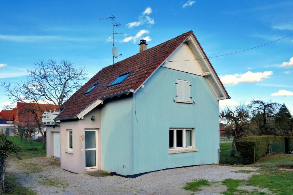 Casa azul y blanca con techo marrón en Chez Mado, en Hatten