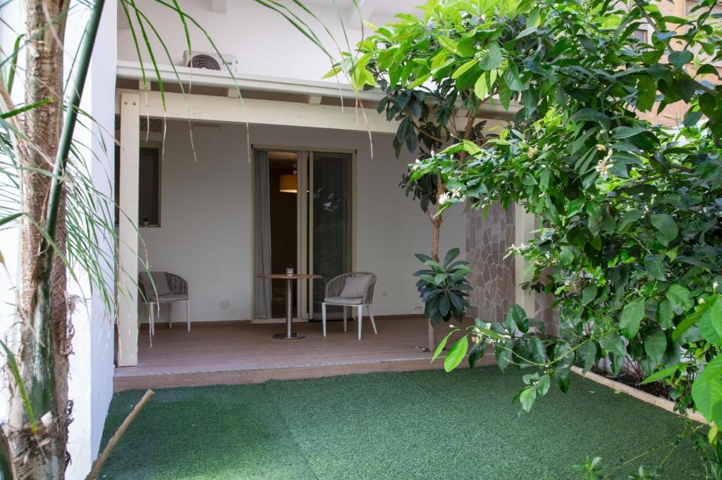 patio domu ze stołem i krzesłami w obiekcie Lux Suite w mieście Tarent