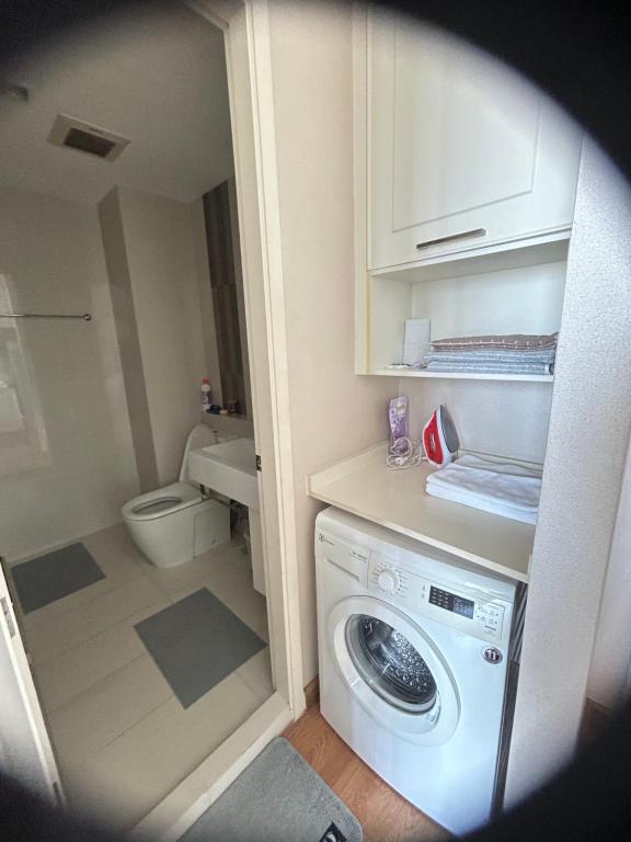 ein Badezimmer mit einer Waschmaschine und einem WC in der Unterkunft luxury condo BTS On Nut 50m.City center free WiFi in Amphoe Phra Khanong